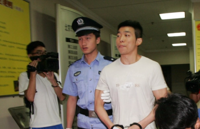 Còn Kiều Vũ phải ngồi tù vì tội lừa đảo.