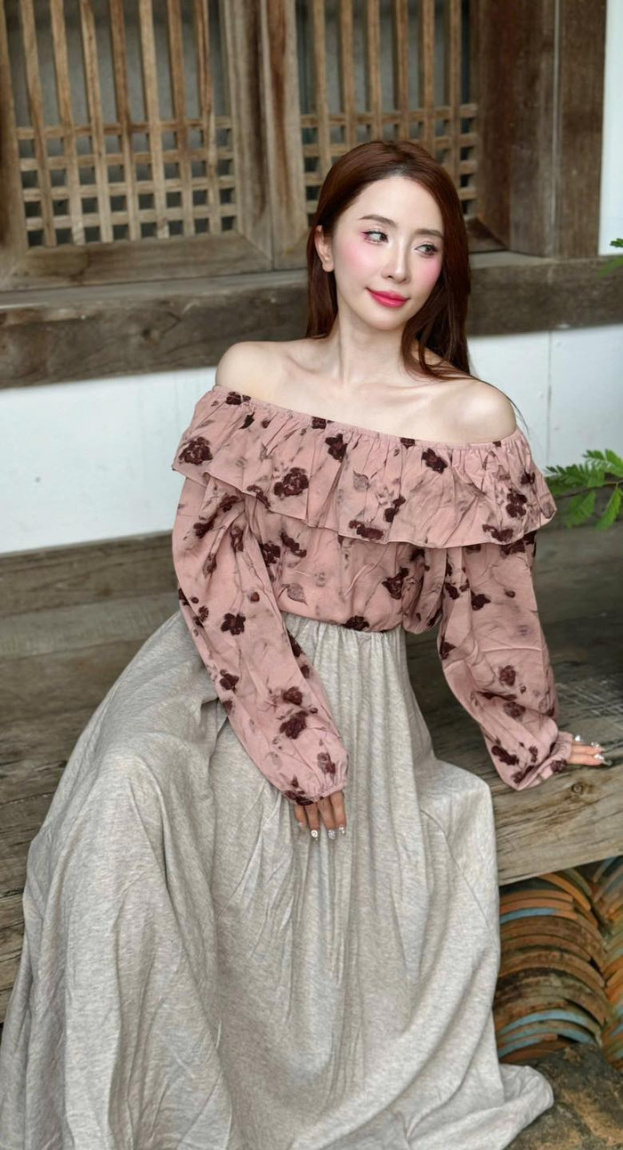 Loạt ảnh mới 'nàng thơ' của Quỳnh Nga sau khi bị 'tóm dính' hẹn hò với Việt Anh. 