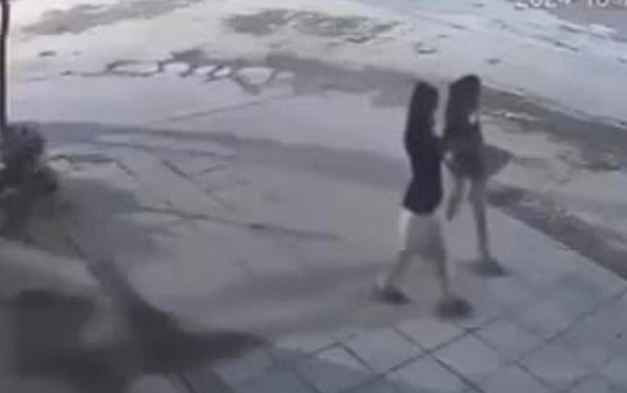 Hé lộ nguyên nhân khiến 2 nữ sinh lớp 8 để lại thư tuyệt mệnh rồi nhảy cầu tự tử Ảnh 2