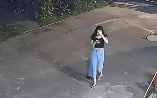 Check camera nhà hàng xóm, chồng đứng không vững khi thấy việc vợ làm mỗi đêm Ảnh 2