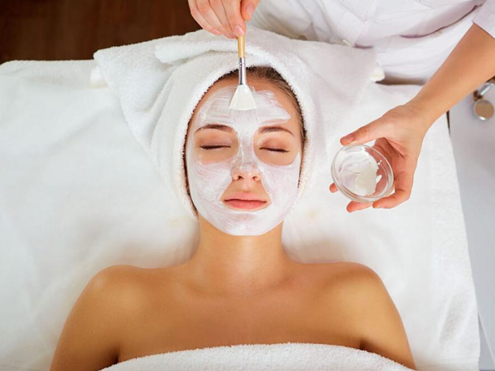 Sữa tươi không đường giúp dưỡng da trắng sáng, mịn màng.