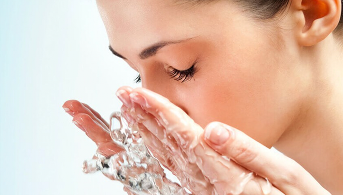 Nước vo gạo được nhiều chị em dùng để rửa mặt vì hiệu quả trị mụn, làm trắng da vượt trội của nó.