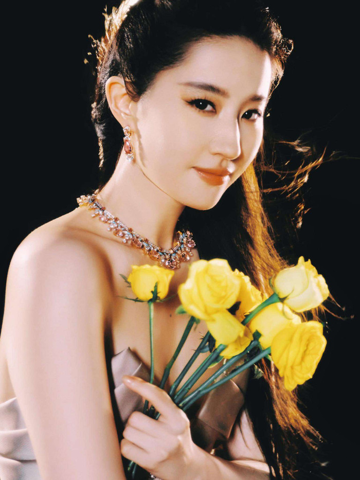 Lưu Diệc Phi trở nên đẹp lung linh qua ảnh đã chỉnh sửa.