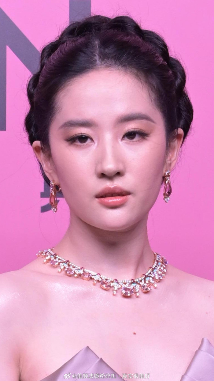 Nhan sắc chưa qua photoshop của Lưu Diệc Phi qua ống kính của truyền thông.