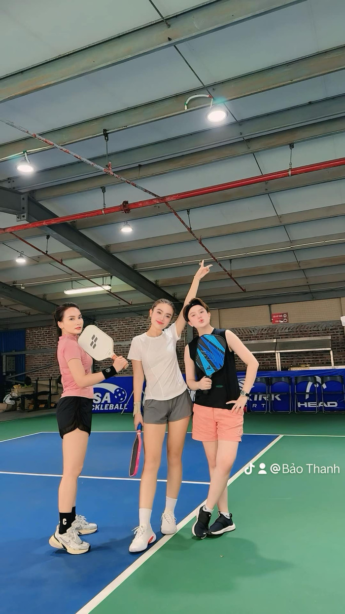 Bảo Thanh còn rủ đồng nghiệp thân thiết chơi pickleball khi có thời gian rảnh. Ảnh: FBNV