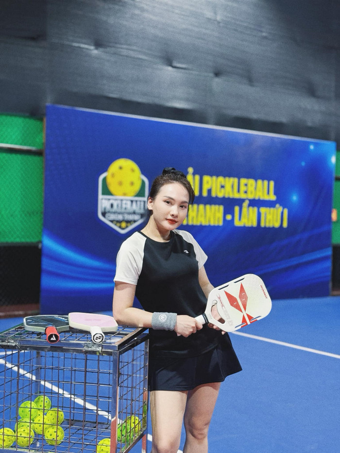 Bảo Thanh được khen ăn vận kín đáo, thanh lịch khi chơi pickleball. Ảnh: FBNV