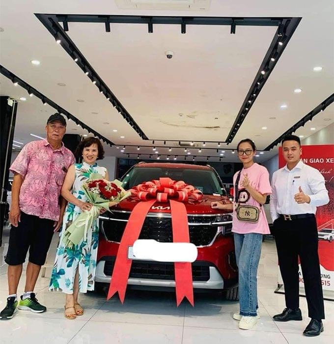 Bố mẹ tiền vệ Hoàng Đức nhận món quà 'khủng' từ con trai. 