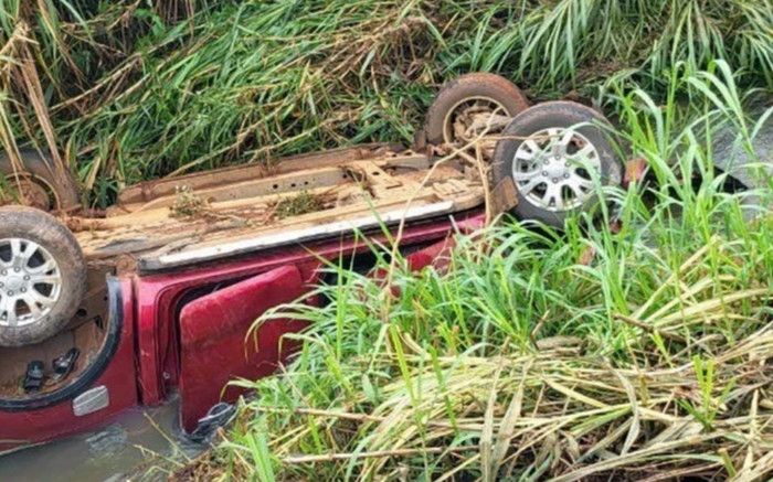 Thương tâm 3 người tử vong sau khi xe bán tải lao xuống suối Ảnh 2