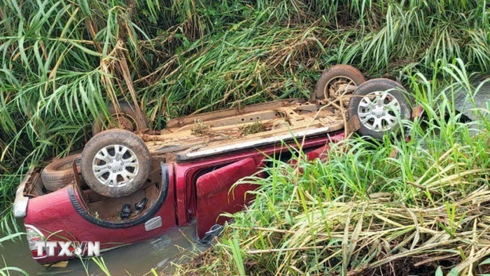 Hiện trường vụ xe bán tải bị lật dưới suối. Ảnh: TTXVN