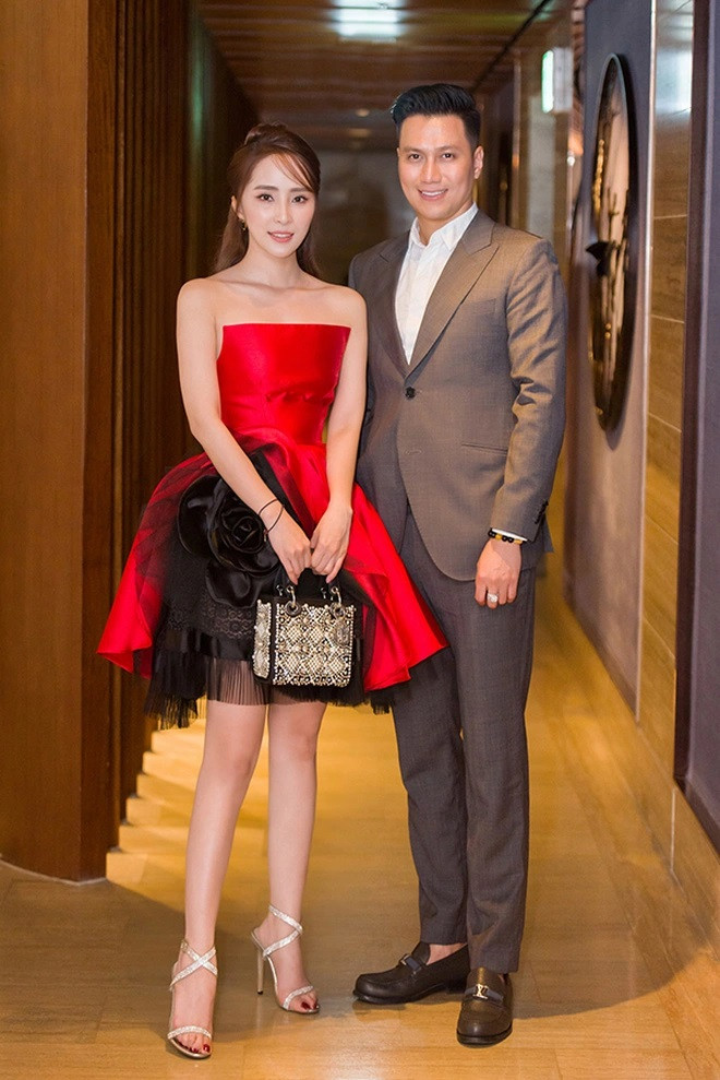 Rộ tin Việt Anh và Quỳnh Nga sống chung nhà. Hiện, cả hai chưa lên tiếng trước tin đồn này.