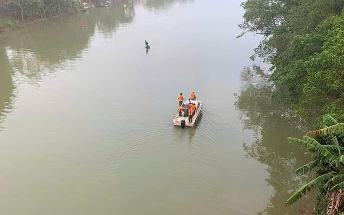 Nhân chứng kể giây phút 2 nữ sinh lớp 8 để lại thư tuyệt mệnh rồi nhảy cầu tự tử Ảnh 2