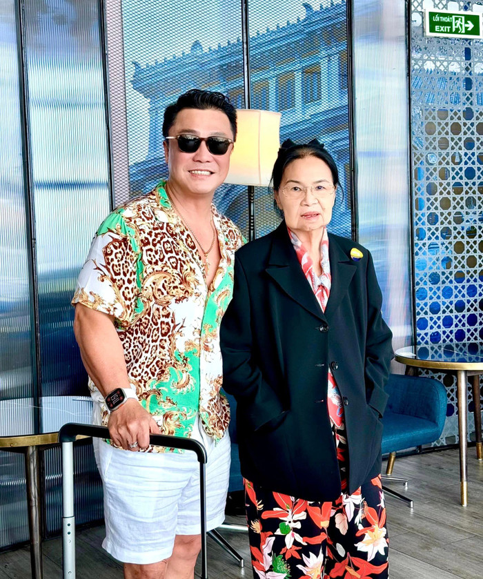 Nam diễn viên dành thời gian đưa mẹ đi du lịch trong và ngoài nước.