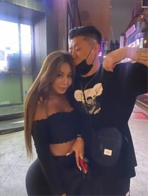 Jessi thân thiết với nhà sản xuất được cho là một trong những người đã tấn công nam khán giả xin chụp ảnh.