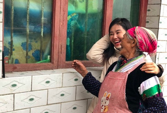 Cô gái nở nụ cười hạnh phúc khi gặp lại người thân.