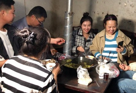 Bữa cơm đoàn viên của Yang Niuhua sau 26 năm.