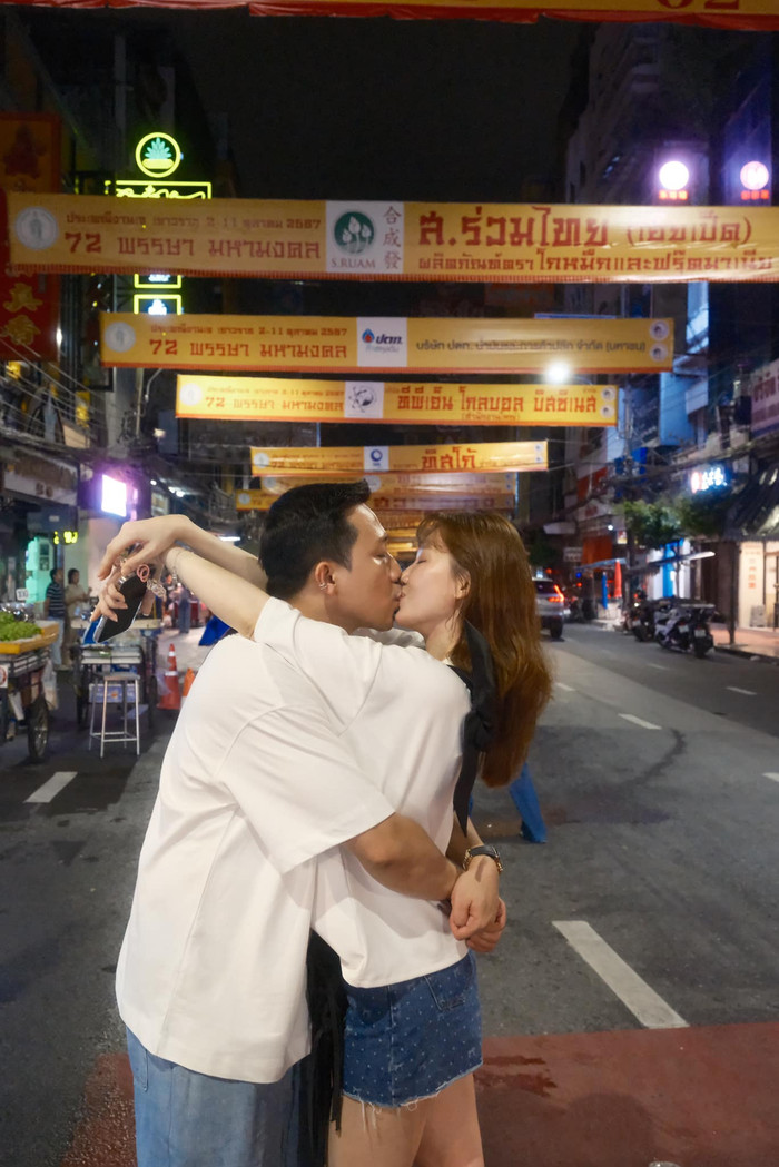Trấn Thành và Hari Won ôm hôn đầy ngọt ngào trong chuyến đi nước ngoài. Ảnh: FBNV