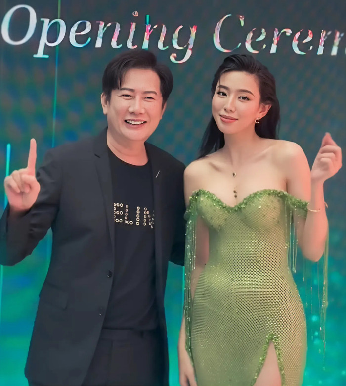 Thùy Tiên để lộ bé mỡ tại Thái Lan. 