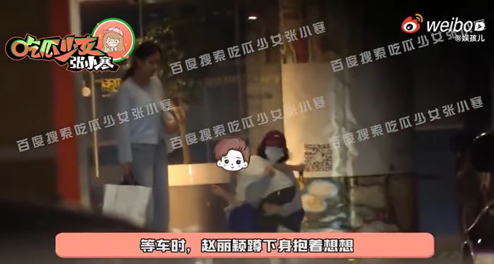 Triệu Lệ Dĩnh bị bắt gặp khi đưa con trai Tưởng Tưởng đi ăn và đi chơi.&nbsp;