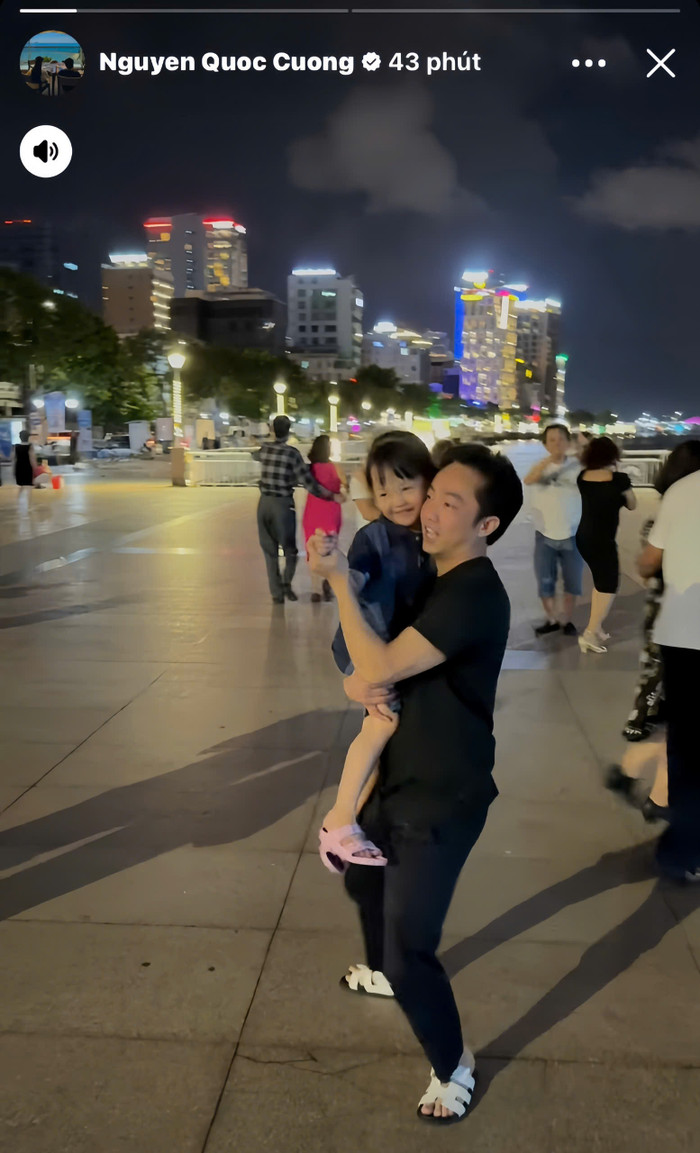 Anh hạnh phúc đùa vui cùng các con.