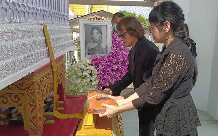 Nam ca sĩ tông xe khiến cô gái tử vong cùng vợ đến lễ hỏa táng, tiễn đưa nạn nhân lần cuối Ảnh 2