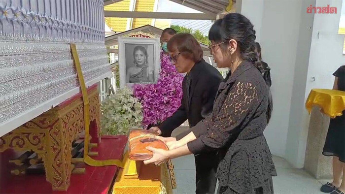 Nam ca sĩ tông xe khiến cô gái tử vong cùng vợ đến lễ hỏa táng, tiễn đưa nạn nhân lần cuối Ảnh 1