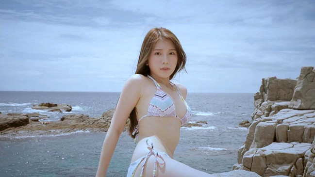 Trịnh Gia Thuần gây tranh cãi khi mở buổi đấu giá những thiết kế nội y đã qua sử dụng, lấy tiền làm từ thiện.