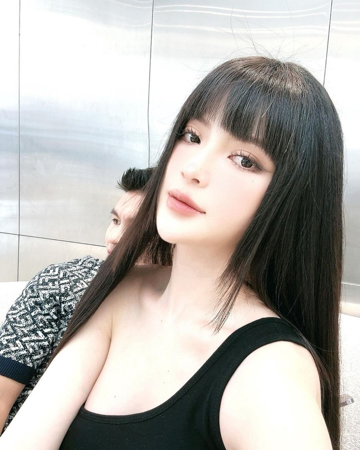 Ở một lần khác, vợ Quang Hải vẫn tiếp tục diện mẫu áo lệch vai, một bên trễ nải, tôn bờ vai trần. Để tăng thêm phần cá tính, Chu Thanh Huyền 'trưng dụng' kiểu tóc ép thẳng cùng chiếc mái ngố.