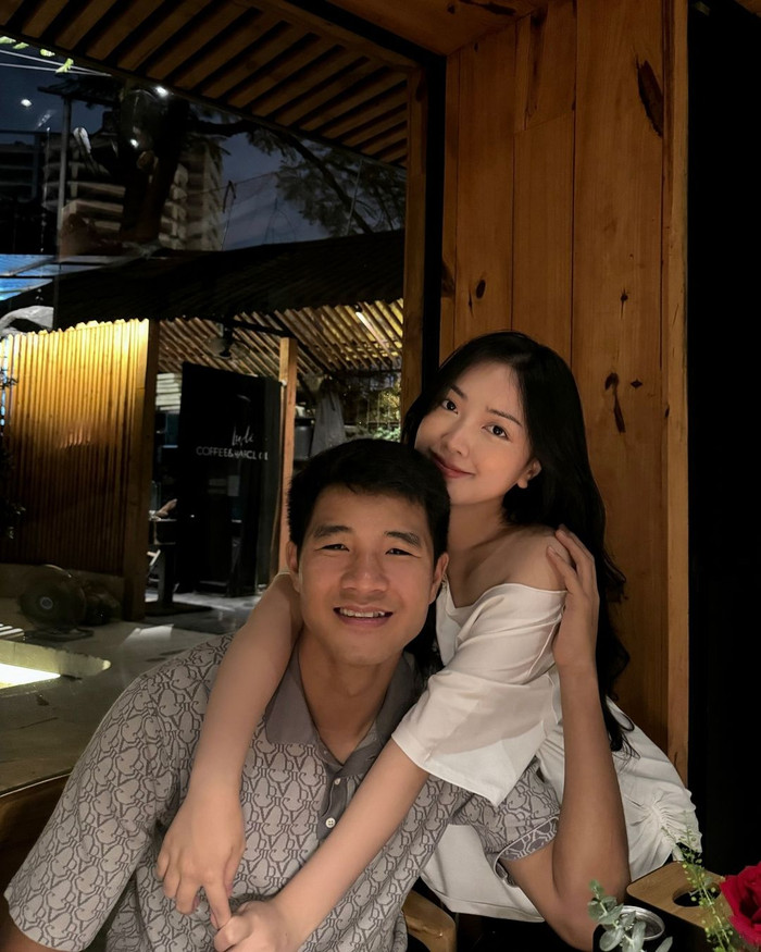 Thời trang khi đi hẹn hò của Mai Hà Trang - vợ Hà Đức Chinh lại mang phong cách bánh bèo, ngọt ngào. Cô ưa chuộng những mẫu váy liền mang tông màu đơn sắc và được tạo điểm nhấn bằng nhẫn đường bèo nhún, rút dây hai bên hông.