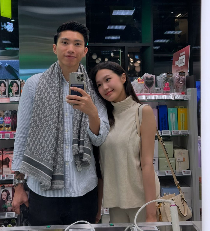 Gu thời trang khi đi hẹn hò của Doãn Hải My - vợ Đoàn Văn Hậu lại có phần đa dạng hơn. Trong một lần dạo chơi tại Hàn Quốc cùng chồng, nàng WAGs Việt diện bản phối gồm áo thun cổ lọ phối cùng quần tây dáng dài. Tổng thể outfit của Doãn Hải My mang đậm phong cách thanh lịch, toát lên khí chất sang trọng. Vợ Đoàn Văn Hậu còn phối cùng mẫu túi xách hàng hiệu có mức giá hơn 100 triệu đồng.