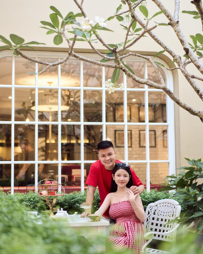 Thời trang khi sóng đôi của Chu Thanh Huyền và Quang Hải thường có sự đồng điệu về màu sắc. Trong một lần đi hẹn hò tại một quán cafe, vợ Quang Hải diện mẫu váy cúp ngực, hoạ tiết caro mang tông màu đỏ nổi bật. Thiết kế này giúp Chu Thanh Huyền khoe khéo bờ vai trần nuột nà, trắng mịn cùng đường xương quai xanh sắc nét.