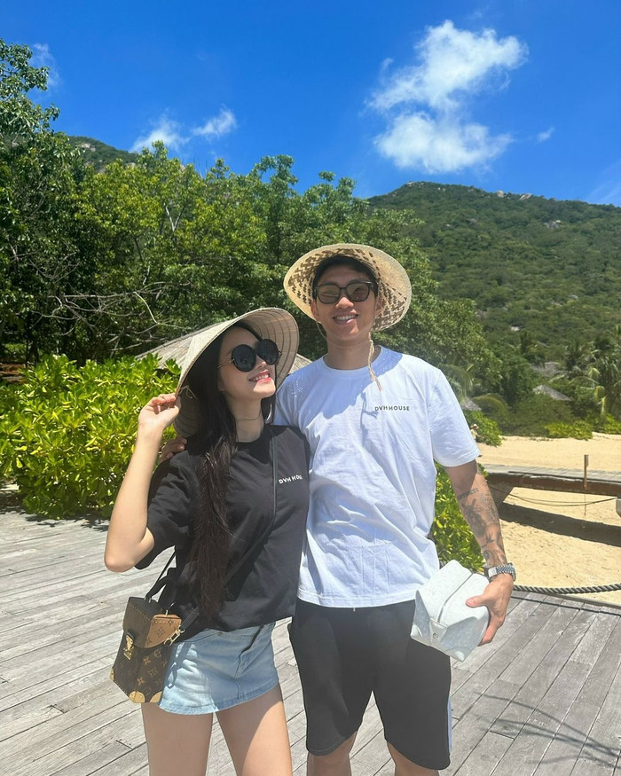 Đôi khi, vợ Đoàn Văn Hậu chỉ diện những trang phục cơ bản gồm áo thun, chân váy ngắn khi đi hẹn hò cùng chồng. Màn 'lên đồ' này giúp Doãn Hải My trông trẻ trung đồng thời khoe triệt để đôi chân dài nuột nà.