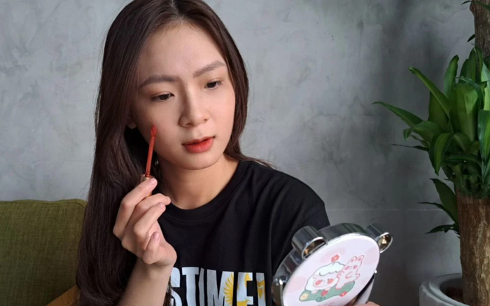 Son môi có thể dùng làm má hồng, phấn mắt.