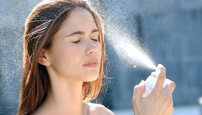 Xịt khoáng cung cấp độ ẩm tức thì cho da.