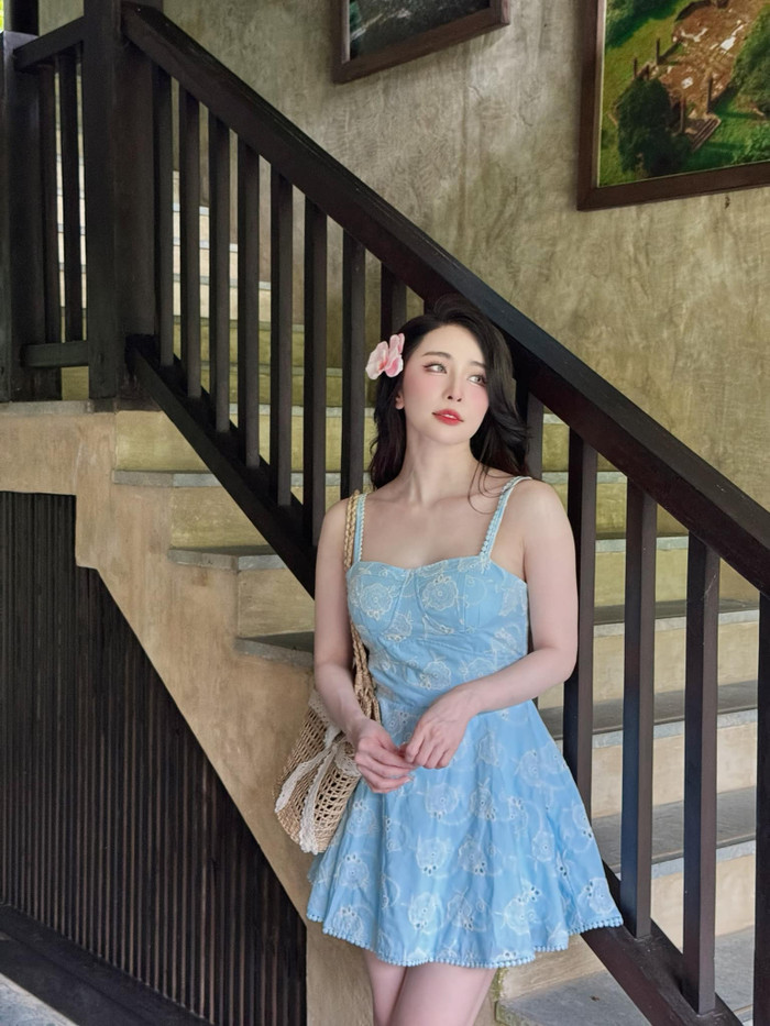 Điểm đặc biệt trong tủ đồ của Quỳnh Nga là sự hiện diện của nhiều kiểu váy áo chất liệu voan, thun tơ nhẹ nhàng. Những thiết kế này thường có màu sắc nhã nhặn, trung tính như trắng, kem hoặc các tông pastel như hồng nhạt. Sự kết hợp giữa chất liệu tinh tế và màu sắc nhẹ nhàng mang đến vẻ ngoài vừa gợi cảm, vừa thanh thoát cho người đẹp. Điều này không chỉ tôn lên vóc dáng mảnh mai mà còn tạo nên phong cách thời trang tinh tế, thu hút ánh nhìn.