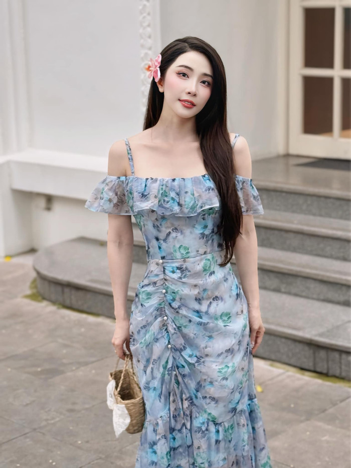 Với vẻ đẹp quyến rũ, vóc dáng chuẩn cùng phong cách thời trang ấn tượng, Quỳnh Nga đã khẳng định gu thẩm mỹ về thời trang của bản thân. Những bộ trang phục áo hai dây luôn giúp cô nàng khoe trọn lợi thế về hình thể, tạo nên dấu ấn cá nhân không thể nhầm lẫn trong mắt công chúng.