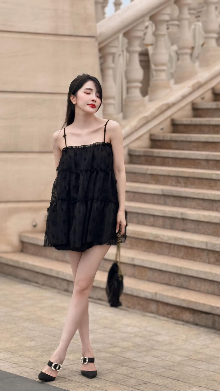 Cách lựa chọn trang phục không chỉ tôn dáng mà còn giúp Quỳnh Nga thể hiện phong cách thời trang sang trọng nhưng không kém phần trẻ trung, cuốn hút.