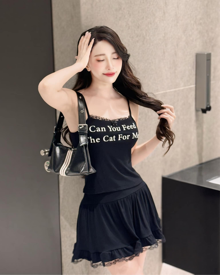 Quỳnh Nga có vóc dáng mình hạc xương mai, cân nặng hiện tại chỉ 45 kg với số đo ba vòng ấn tượng: 87-55-93 cm. Chính nhờ thân hình nhỏ nhắn và đường cong mềm mại, nữ diễn viên thường chọn các kiểu váy áo hai dây, đồ quây để tôn lên phần xương quai xanh và cánh tay thon gọn.