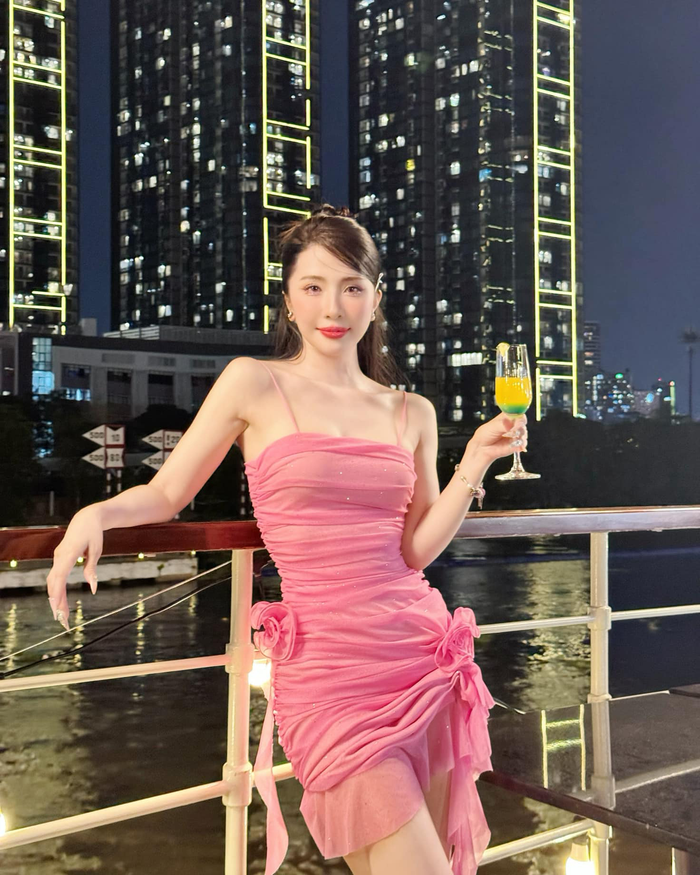 Những mẫu váy hai dây ôm sát cơ thể mà Quỳnh Nga diện không chỉ làm nổi bật đường cong 'không mỡ thừa' mà còn khiến người hâm mộ trầm trồ.