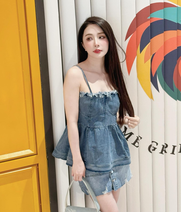 Không chỉ trong đời thường, khi xuất hiện tại các sự kiện hay kỳ nghỉ, Quỳnh Nga vẫn trung thành với những thiết kế hở vai, giúp cô khoe khéo làn da trắng mịn và vóc dáng sexy. Những kiểu váy hai dây, đầm babydoll là sự lựa chọn yêu thích của nữ diễn viên. 