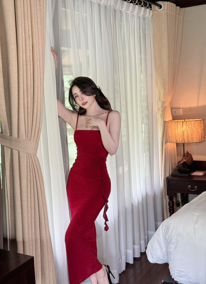 Quỳnh Nga không chỉ gây chú ý bởi tài năng diễn xuất, mà còn bởi phong cách thời trang quyến rũ và hiện đại. Trong số đó, áo hai dây là trang phục được nữ diễn viên yêu thích nhất, thường xuyên xuất hiện trong các sự kiện hay những lần xuống phố.