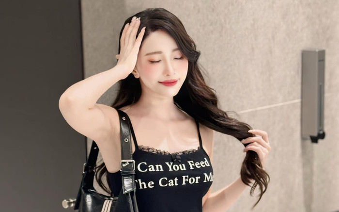 Quỳnh Nga chăm khoe vẻ ngoài nét căng với váy áo hai dây mỏng manh Ảnh 2