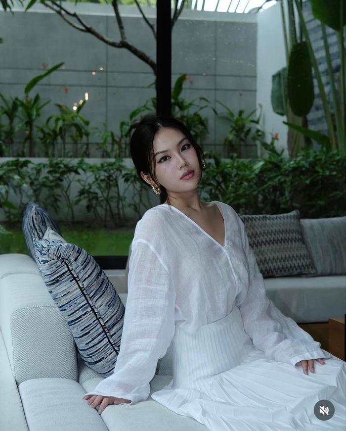  Em gái hoa hậu Ý Nhi mang đến vẻ đẹp nhẹ nhàng và trong trẻo.