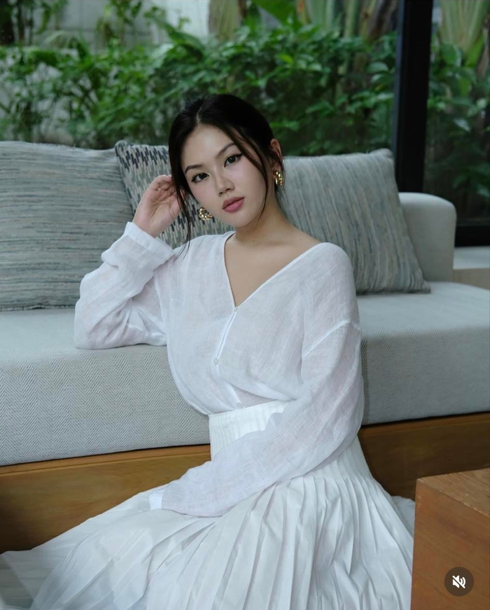  Em gái hoa hậu Ý Nhi thu hút với phong cách thời trang tối giản .