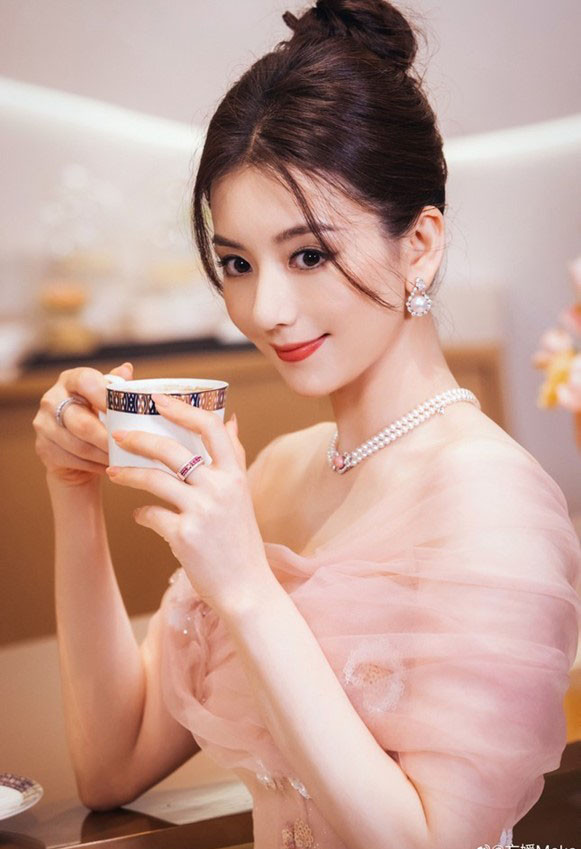 Nhan sắc xinh đẹp của vợ Quách Phú Thành.