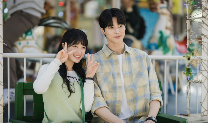 Cõng Anh Mà Chạy của Byeon Woo Seok và Kim Hye Yoon được đánh giá là hắc mã của năm 2024. 