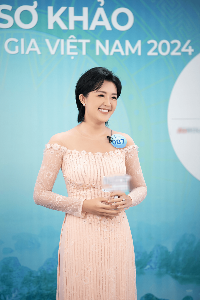 Quản Trần Gia Hân - SBD 007, Á hậu Miss Peace Vietnam 2022 và là Á quân Gương mặt Truyền hình HTV cho biết cô tham gia Hoa hậu Quốc gia Việt Nam với mục tiêu chinh phục chiếc vương miện danh giá. Cô chia sẻ bản thân không ngại thử thách, luôn khát khao hoàn thiện bản thân trên hành trình hướng đến sự hoàn hảo. Bên cạnh đó, với tình yêu sâu sắc dành cho trẻ em, cô còn dành thời gian giảng dạy cho các em nhỏ đặc biệt, cống hiến hết mình bằng tinh thần yêu thương và sự tận tâm đối với cộng đồng.