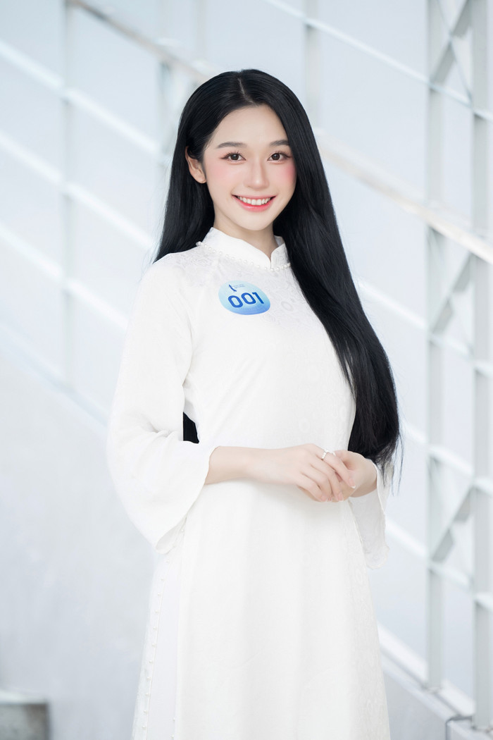 Nguyễn Thị Thảo Trang (Điện Biên) - SBD 001 là thí sinh được nhiều khán giả trẻ biết đến khi từng xuất hiện trên chương trình hẹn hò. Đến với Hoa hậu Quốc gia Việt Nam, cô nói biết ơn và không phụ lòng những người luôn ủng hộ. Thảo Trang cũng tự tin thể hiện ca khúc mang âm hưởng vùng Tây Bắc, tạo ấn tượng tốt với giám khảo.