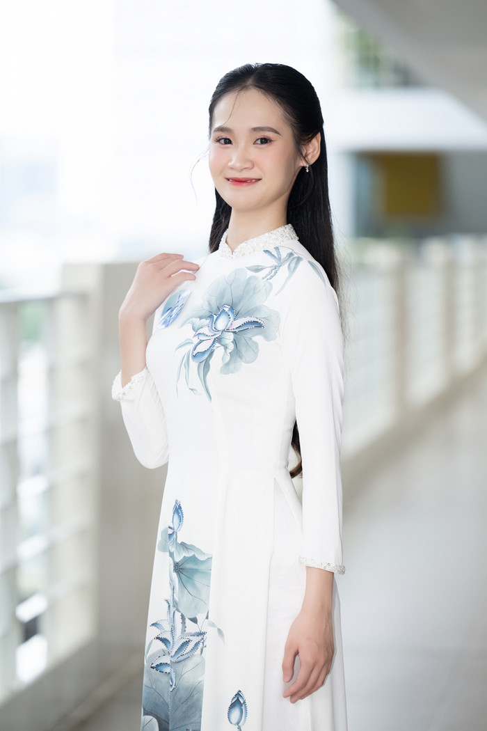 Nguyễn Phương Hoa (Hải Dương) - SBD 002, tốt nghiệp Đại học Kinh tế Quốc dân, lần đầu tham gia một cuộc thi sắc đẹp lớn. Trong phần thi, cô đã thể hiện ca khúc 'Bà tôi' với tình cảm chân thành và sâu sắc, bày tỏ tình yêu thương đặc biệt dành cho người bà thân yêu của mình.