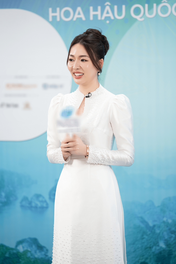 Phạm Hoàng Yến (Hà Nội) - SBD 015, tốt nghiệp xuất sắc Đại học RMIT, nhận câu hỏi bằng tiếng Anh từ giám khảo Hoa hậu Ý Nhi. Khi được hỏi về lý do đến với Hoa hậu Quốc gia Việt Nam, Hoàng Yến nói cô từng tự ti, bỏ lỡ nhiều cơ hội trong cuộc sống. Đây là lúc cô mạnh dạn bước ra khỏi vùng an toàn và tìm kiếm cơ hội mới.