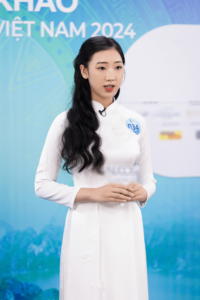 Lê Huyền Trang (Hà Tĩnh) - SBD 034, sinh viên Đại học Khoa học Xã hội và Nhân Văn TPHCM có màn giới thiệu bản thân tự tin bằng tiếng Trung. Cô cũng gây ấn tượng với trình độ tiếng Anh trước giám khảo.